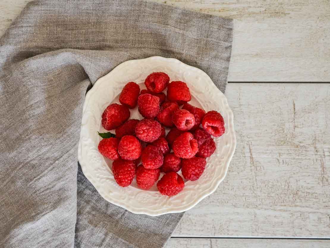 Different way of eating strawberry, the luxurious fruit